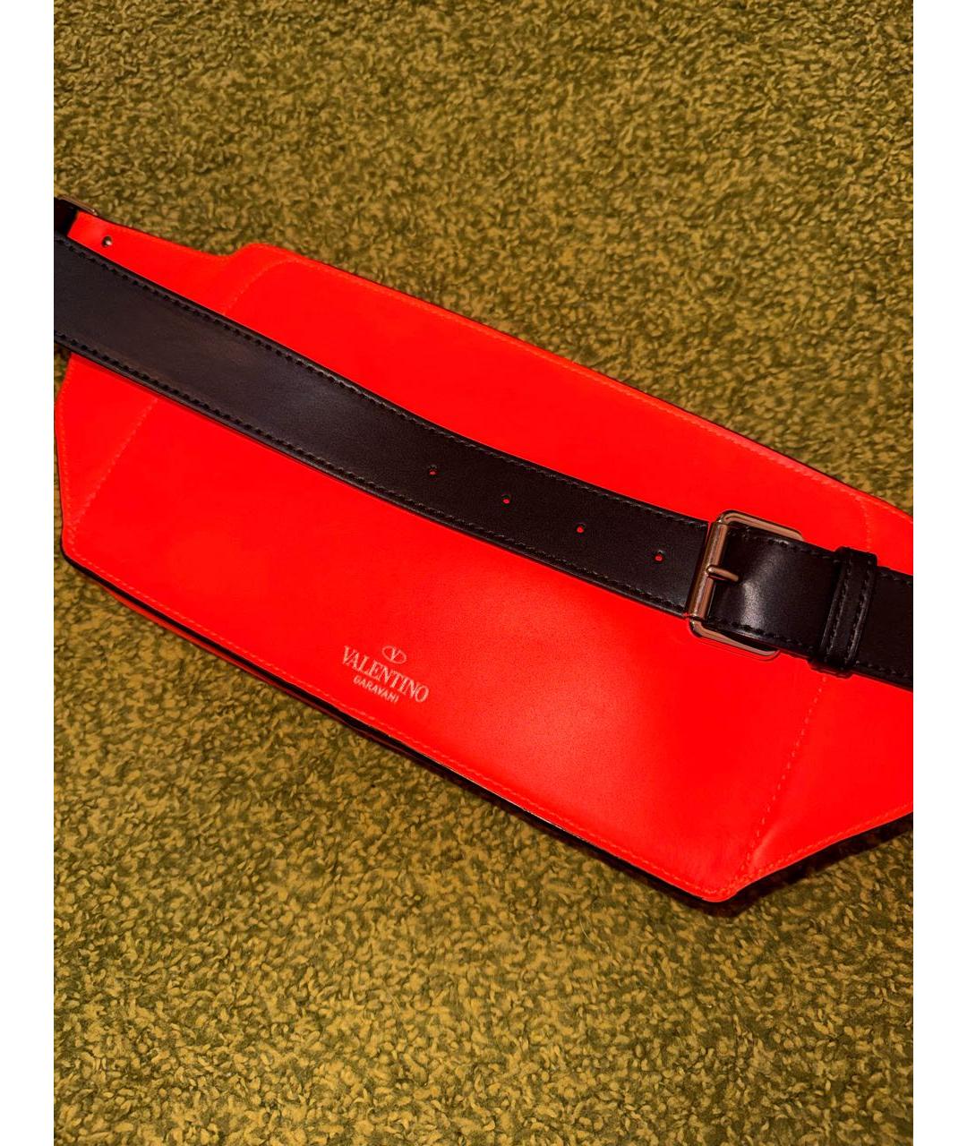 VALENTINO Оранжевая кожаная поясная сумка, фото 3