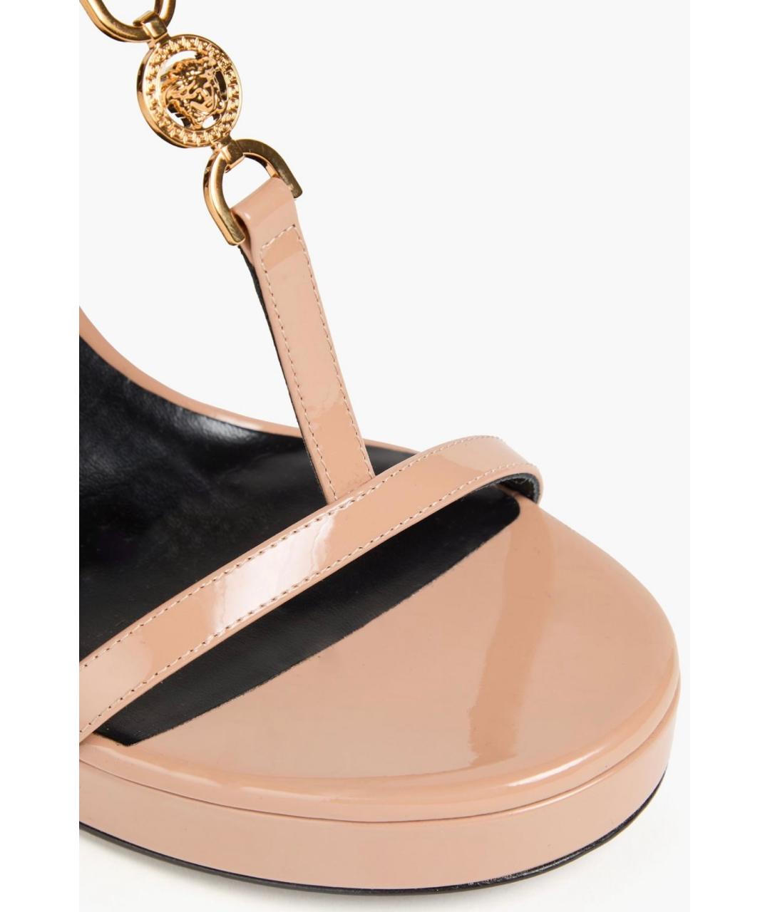 VERSACE Бежевые босоножки из лакированной кожи, фото 4
