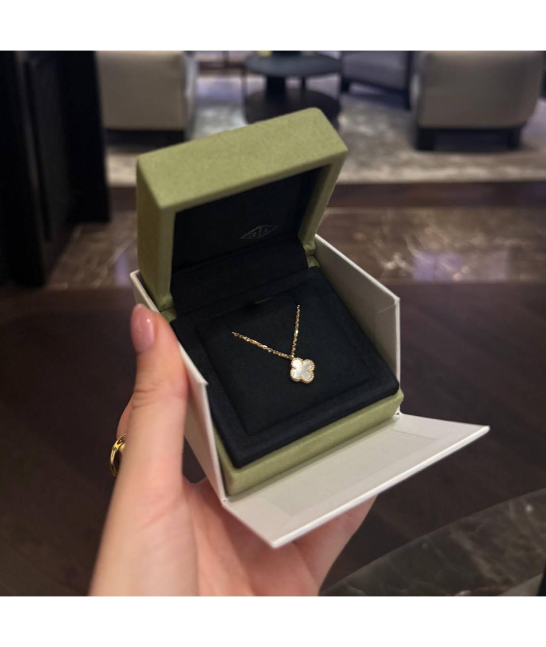 VAN CLEEF & ARPELS Белая подвеска из желтого золота, фото 3