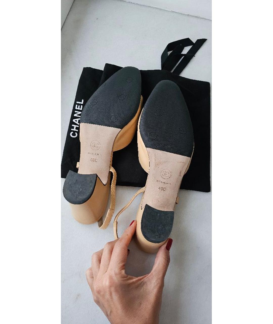 CHANEL Бежевые кожаные лодочки на низком каблуке, фото 8