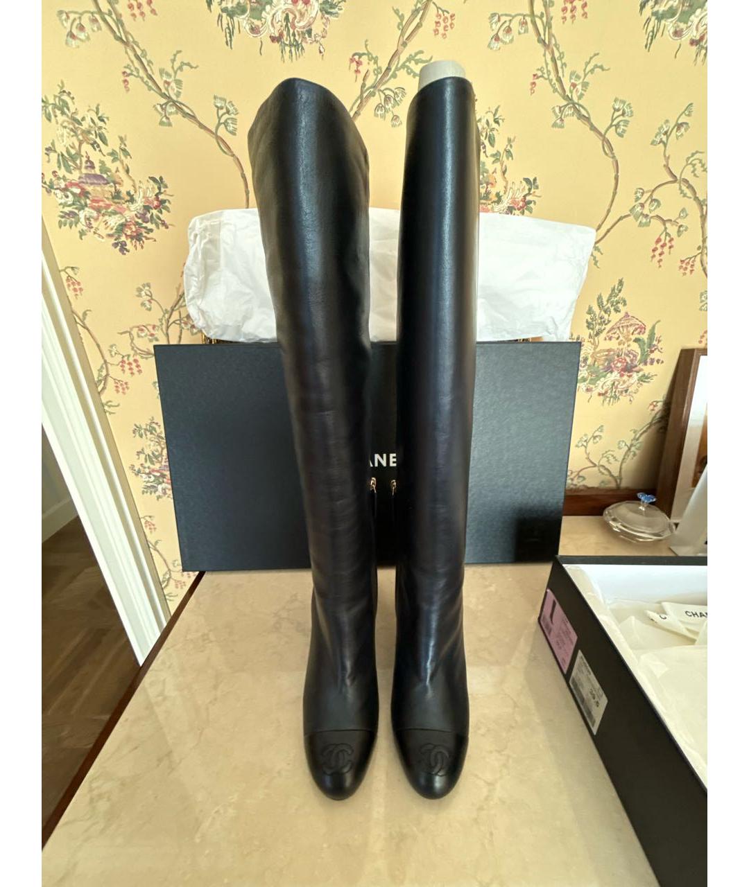 CHANEL Черные кожаные сапоги, фото 2
