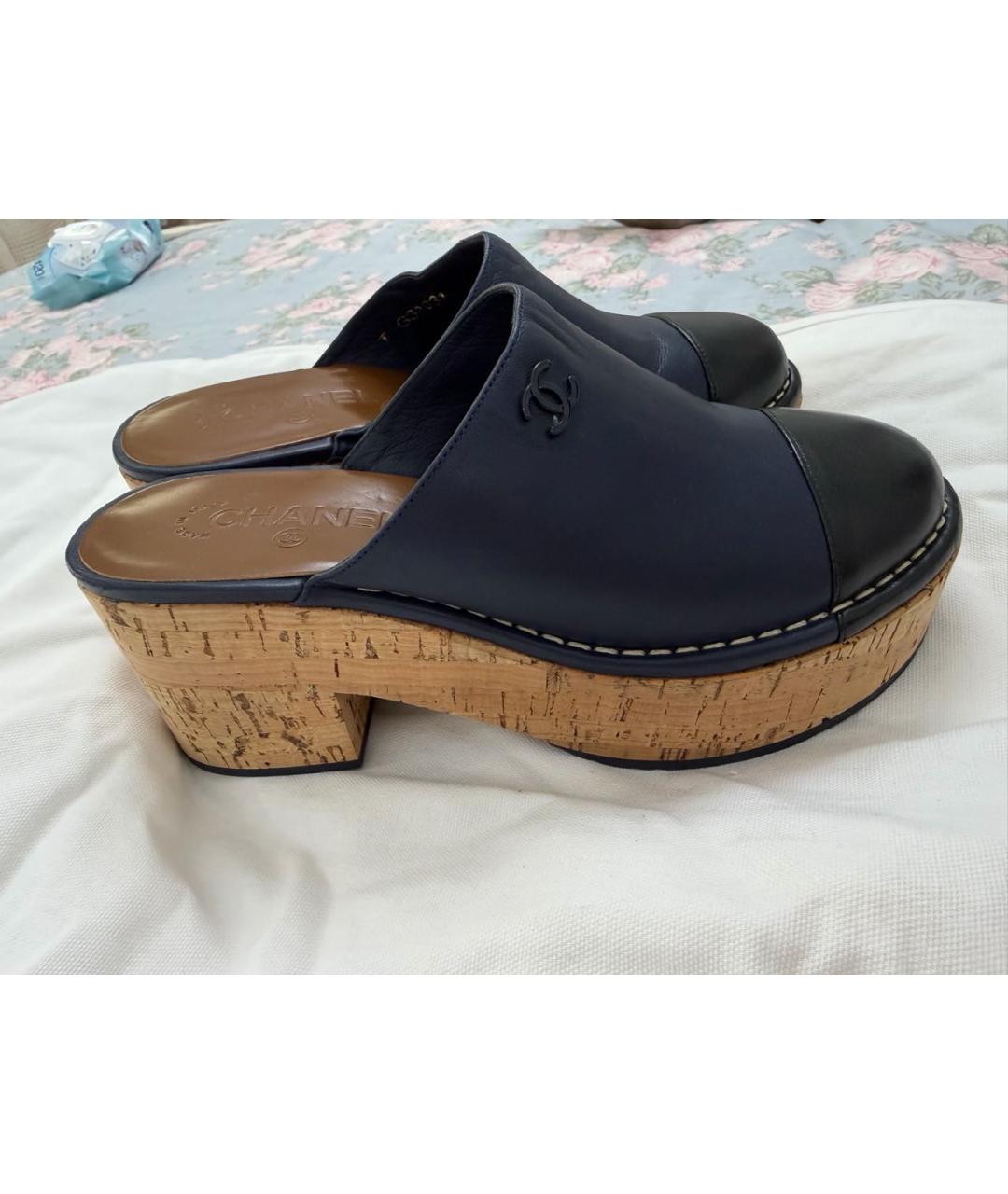 CHANEL Темно-синие кожаные сабо, фото 6