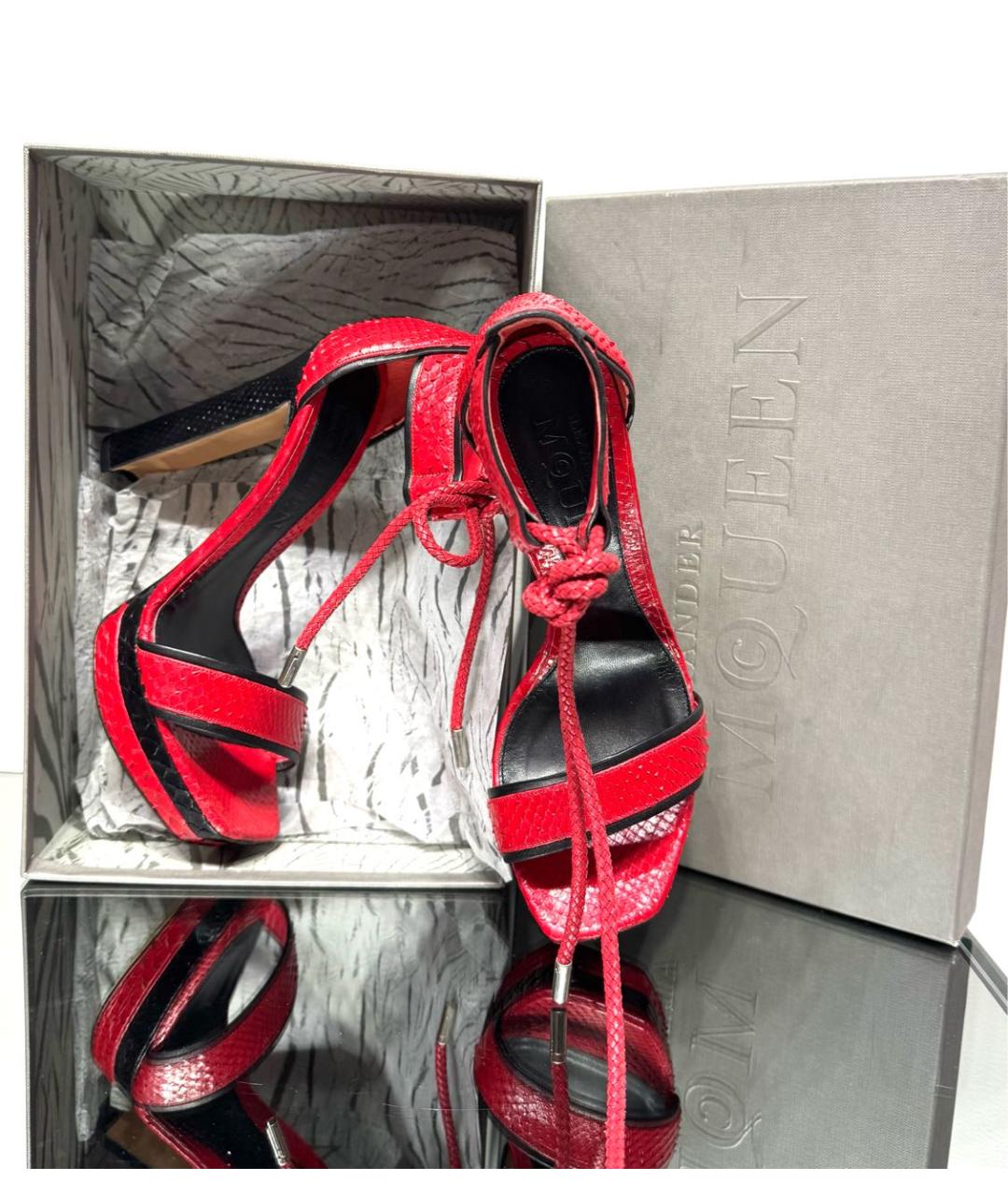 ALEXANDER MCQUEEN Красные босоножки из экзотической кожи, фото 3