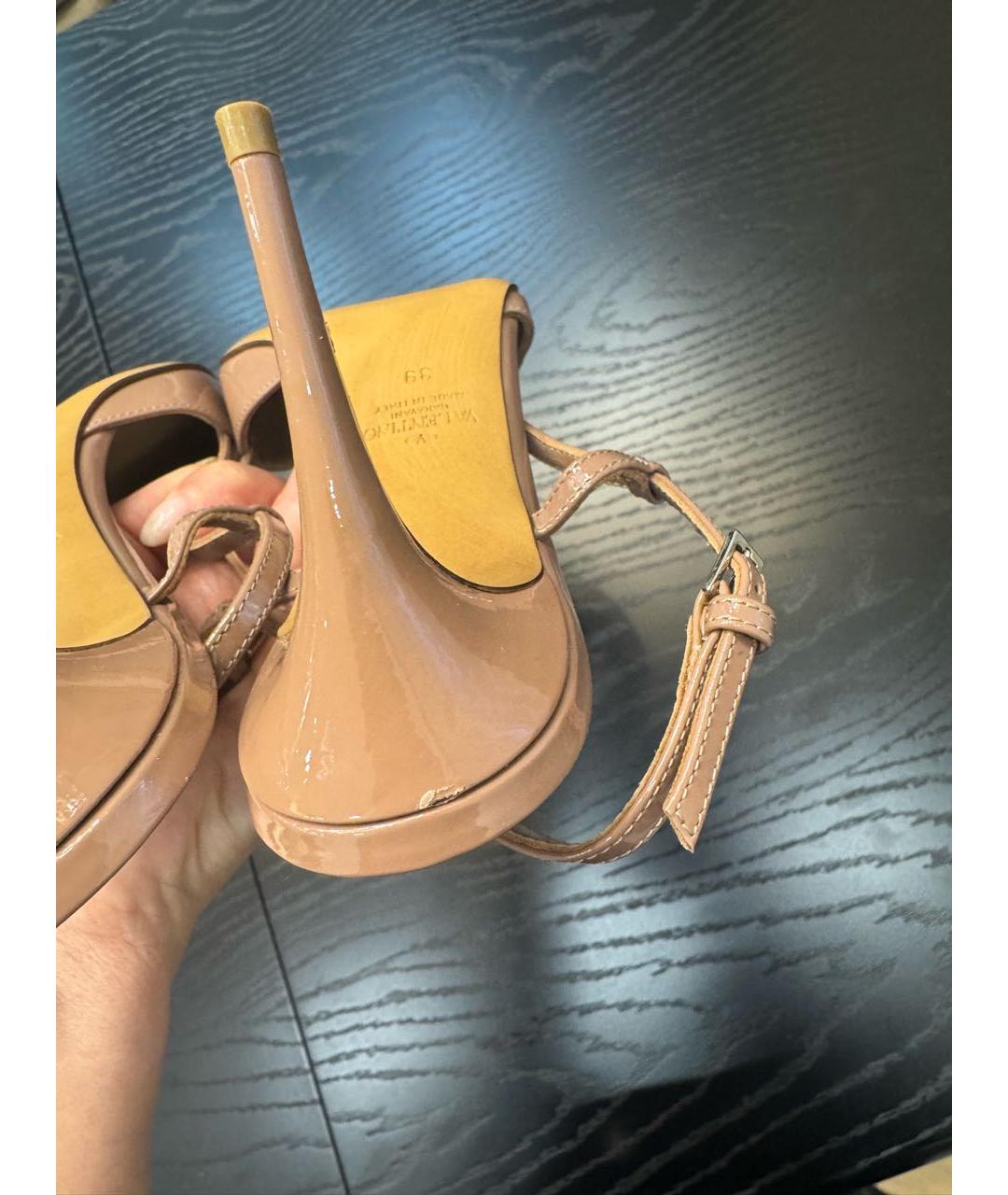 VALENTINO Бежевые туфли из лакированной кожи, фото 5