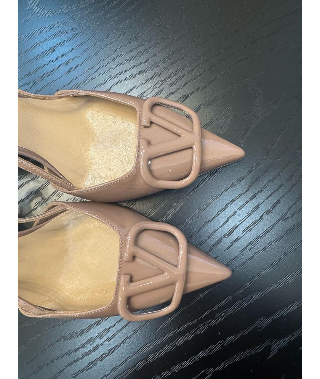 VALENTINO Бежевые туфли из лакированной кожи, фото 3