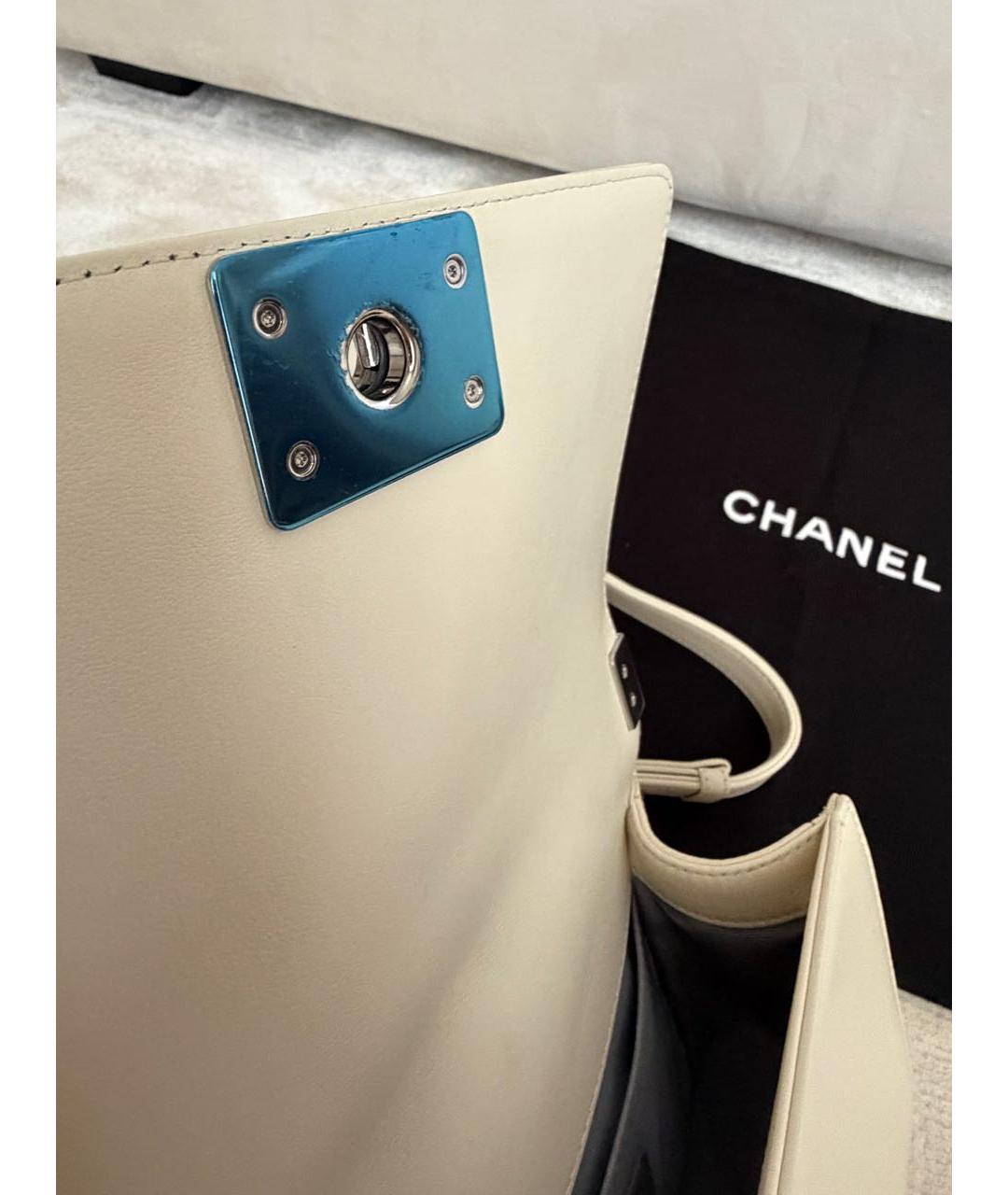 CHANEL Белая кожаная сумка через плечо, фото 3