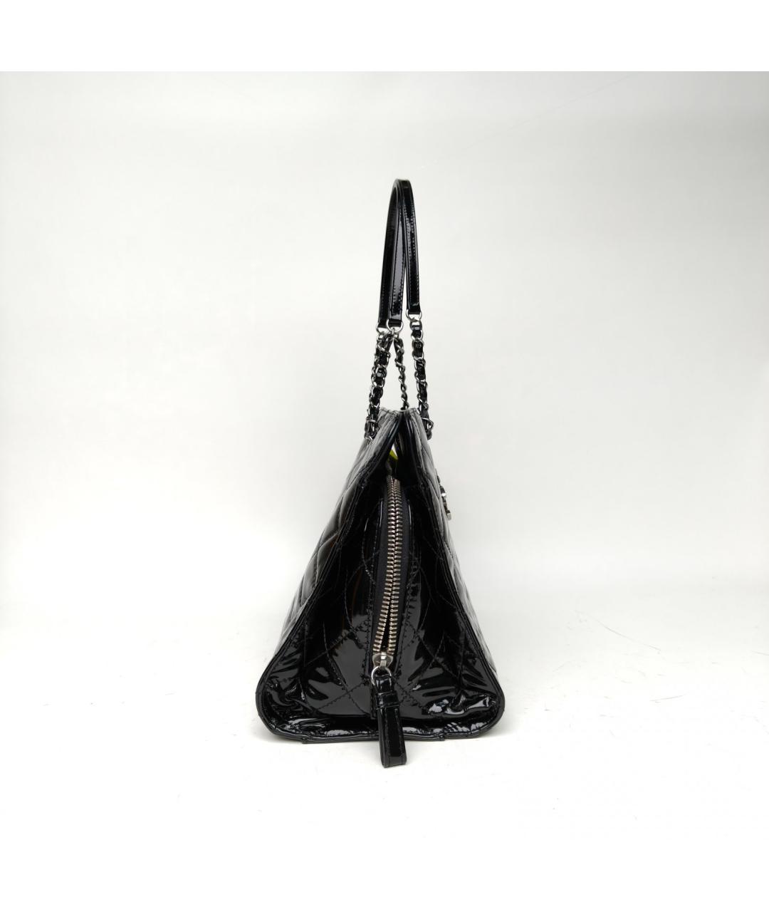 CHANEL Черная сумка через плечо из лакированной кожи, фото 5