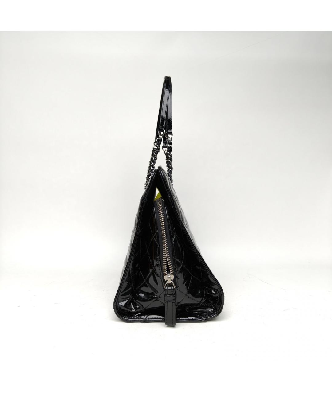 CHANEL Черная сумка через плечо из лакированной кожи, фото 3