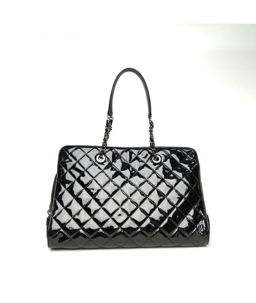 CHANEL Черная сумка через плечо из лакированной кожи, фото 4