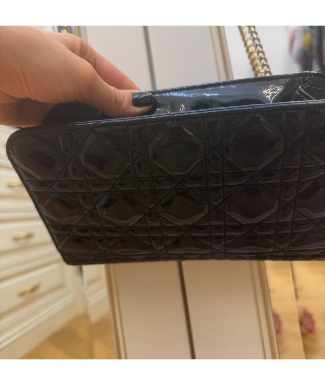 CHRISTIAN DIOR Черная сумка через плечо из лакированной кожи, фото 4