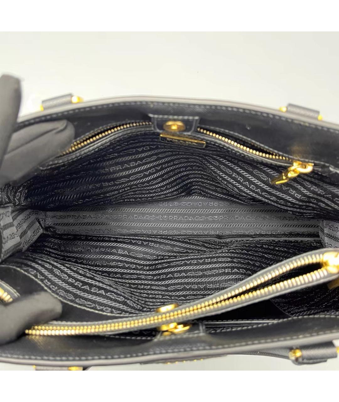 PRADA Черная кожаная сумка с короткими ручками, фото 6