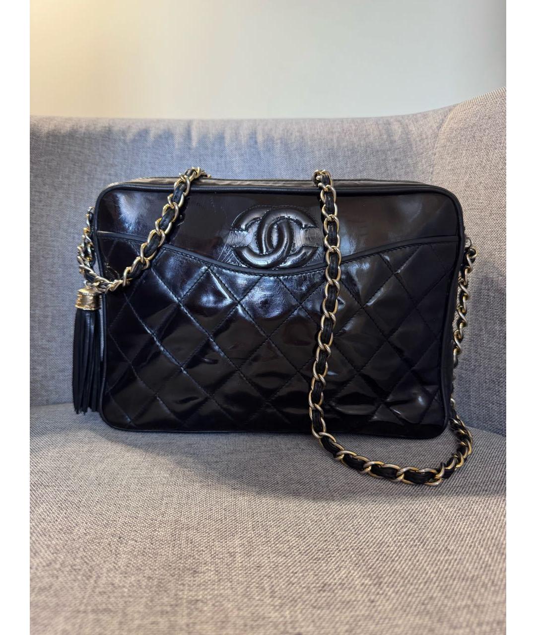 CHANEL Черная сумка через плечо из лакированной кожи, фото 9