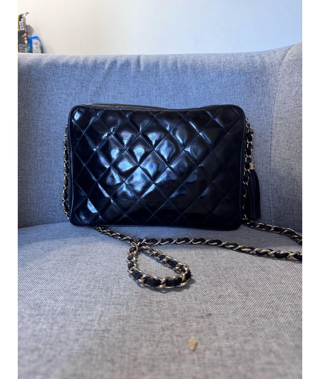 CHANEL Черная сумка через плечо из лакированной кожи, фото 3