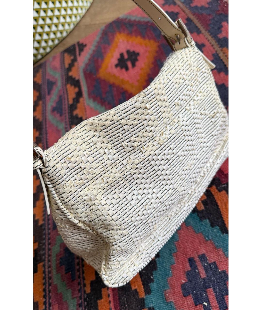 FENDI Белая сумка с короткими ручками из лакированной кожи, фото 3