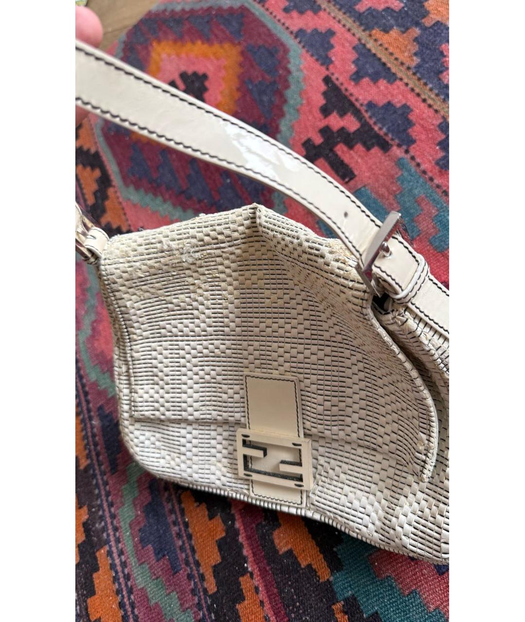 FENDI Белая сумка с короткими ручками из лакированной кожи, фото 2