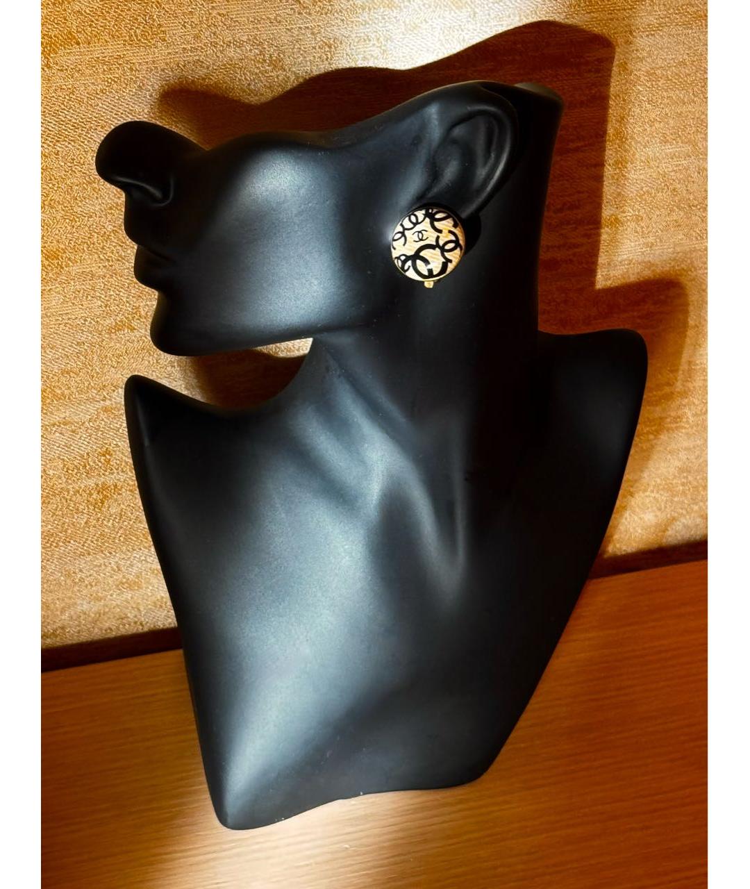 CHANEL Бежевые латунные клипсы, фото 4