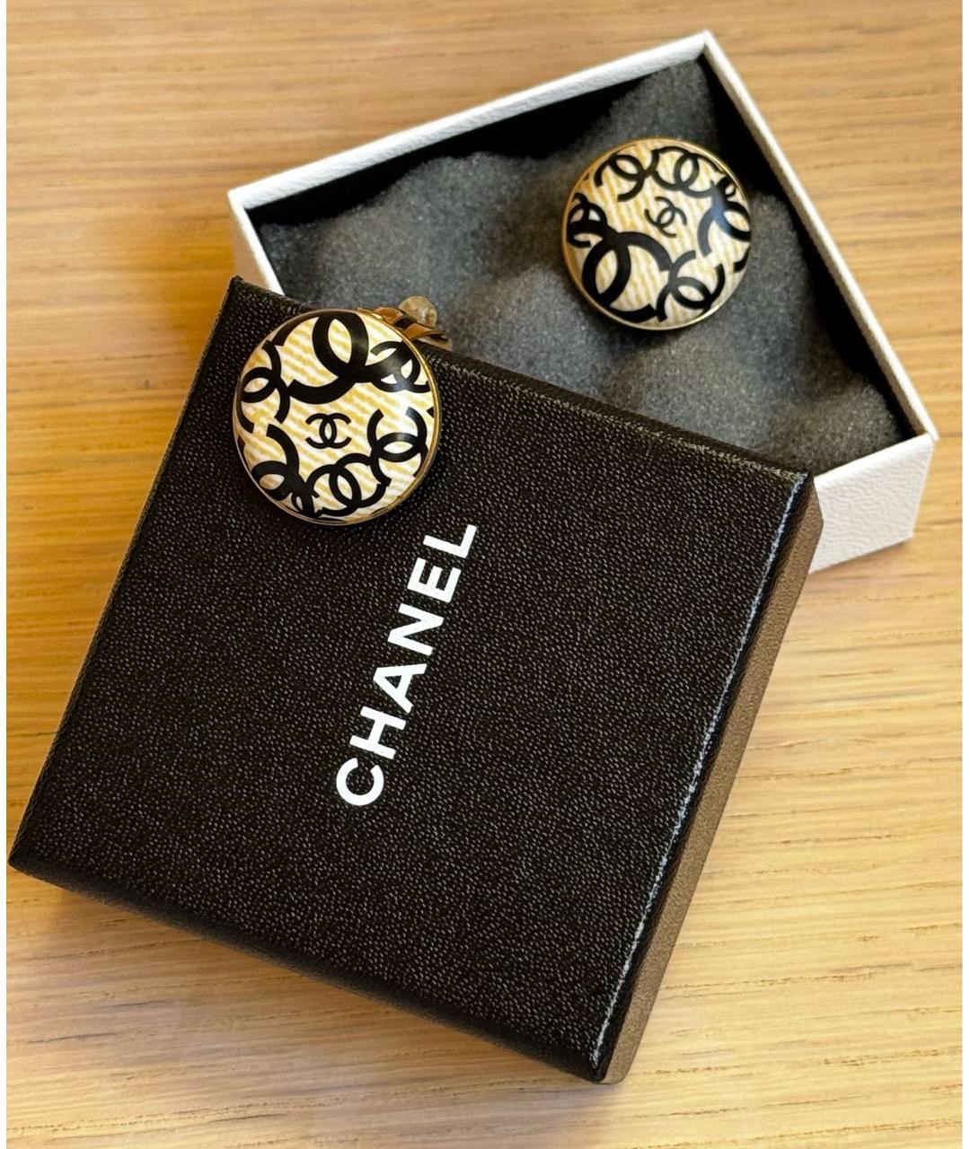 CHANEL Бежевые латунные клипсы, фото 5