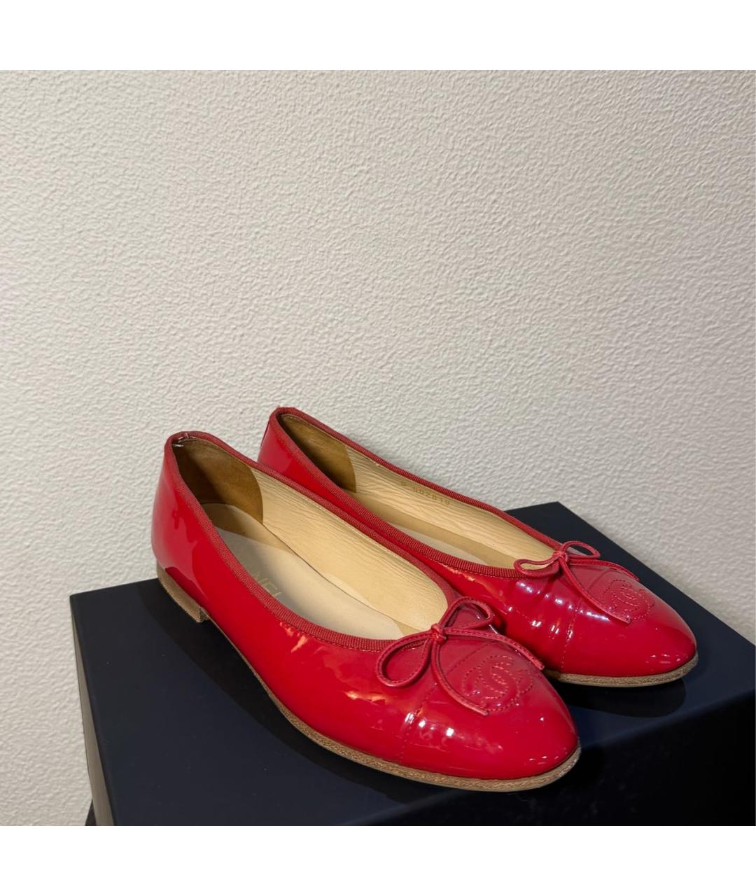 CHANEL Красные балетки из лакированной кожи, фото 2