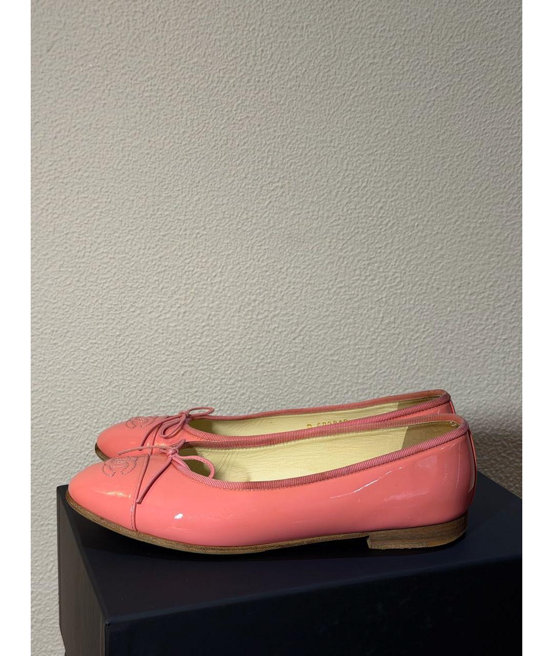 CHANEL Розовые балетки из лакированной кожи, фото 5