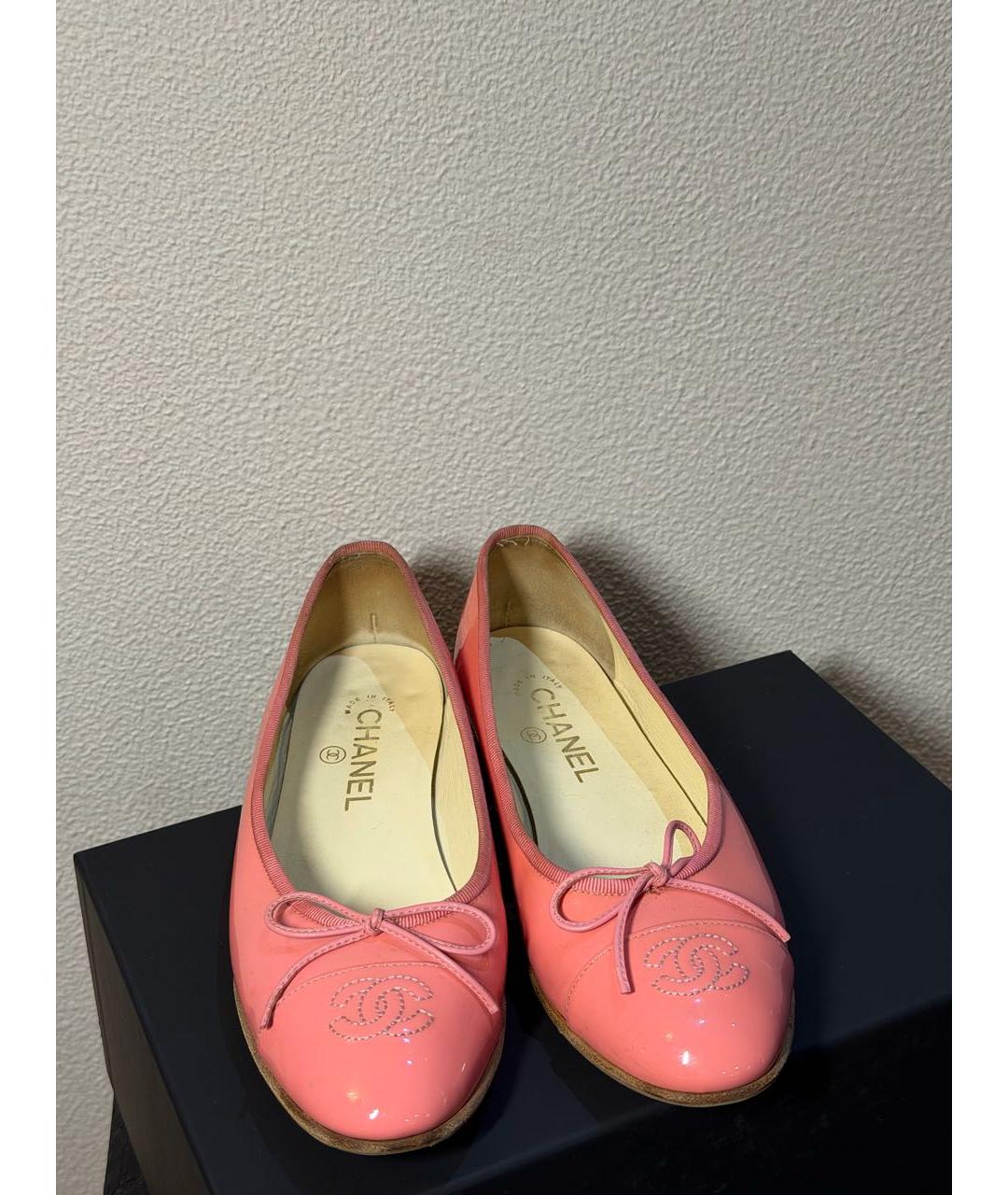CHANEL Розовые балетки из лакированной кожи, фото 2