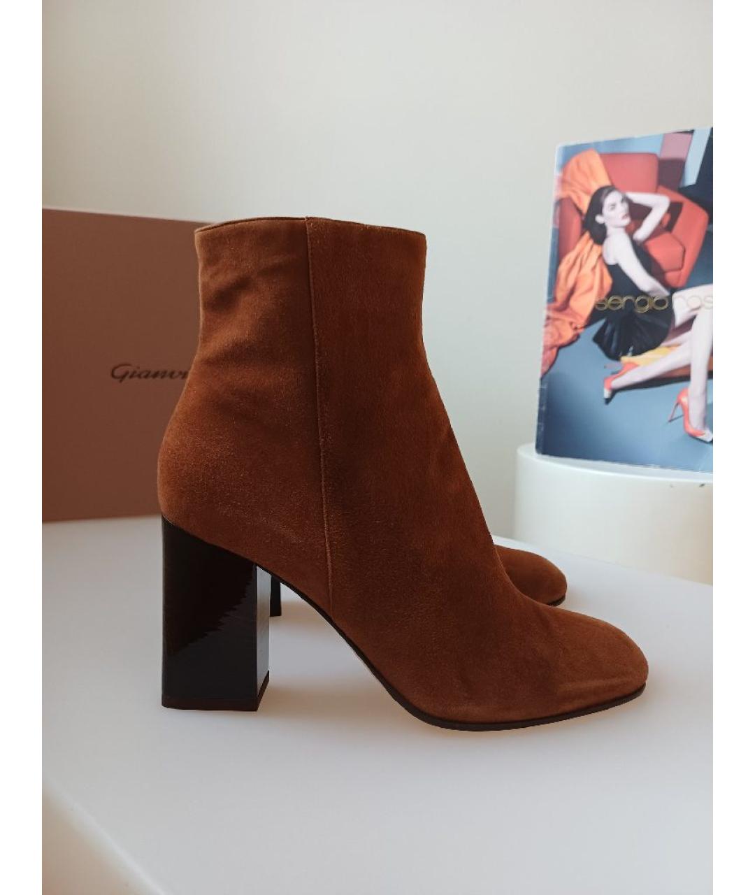 GIANVITO ROSSI Коричневые замшевые ботильоны, фото 6