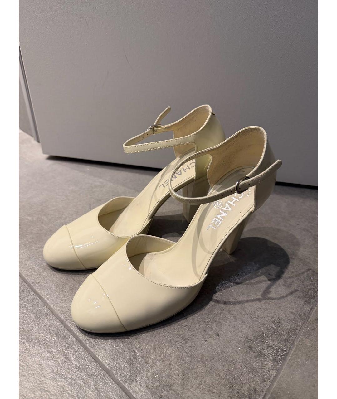 CHANEL Белые туфли из лакированной кожи, фото 2