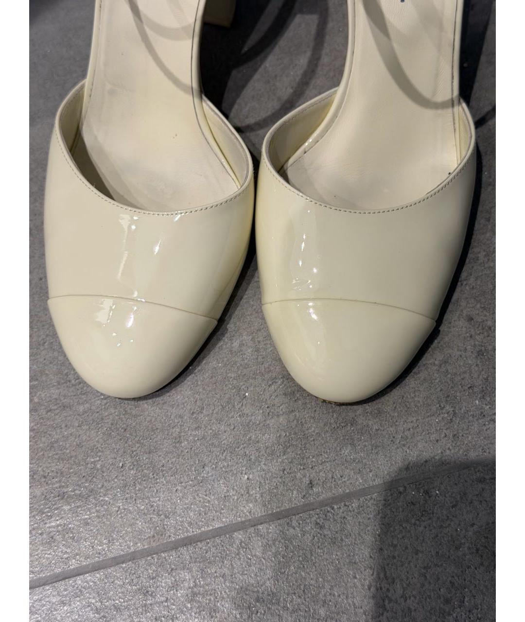 CHANEL Белые туфли из лакированной кожи, фото 3