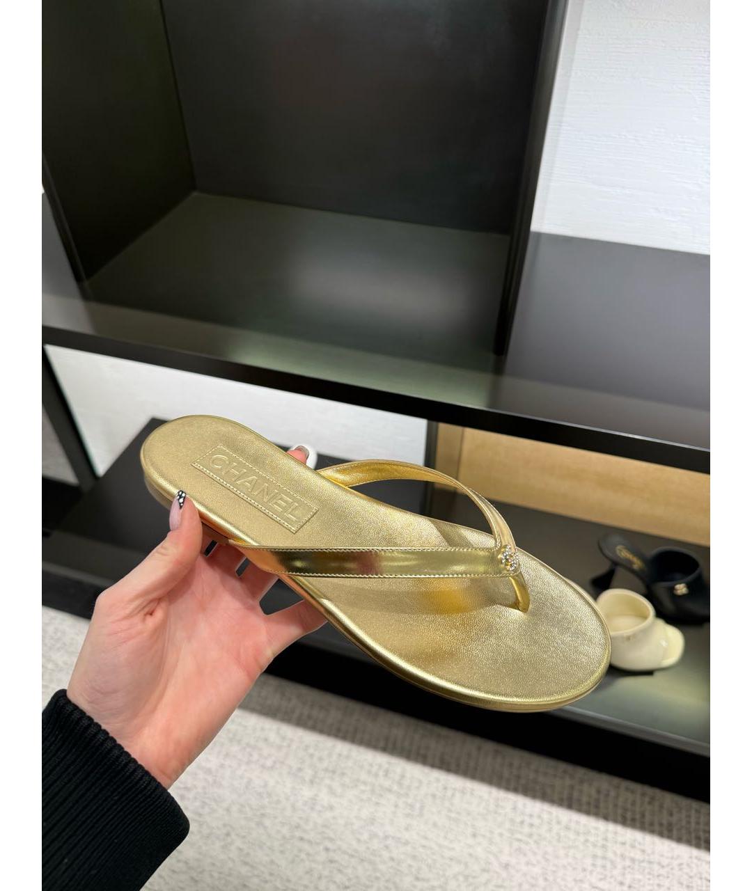 CHANEL Золотые кожаные шлепанцы, фото 2