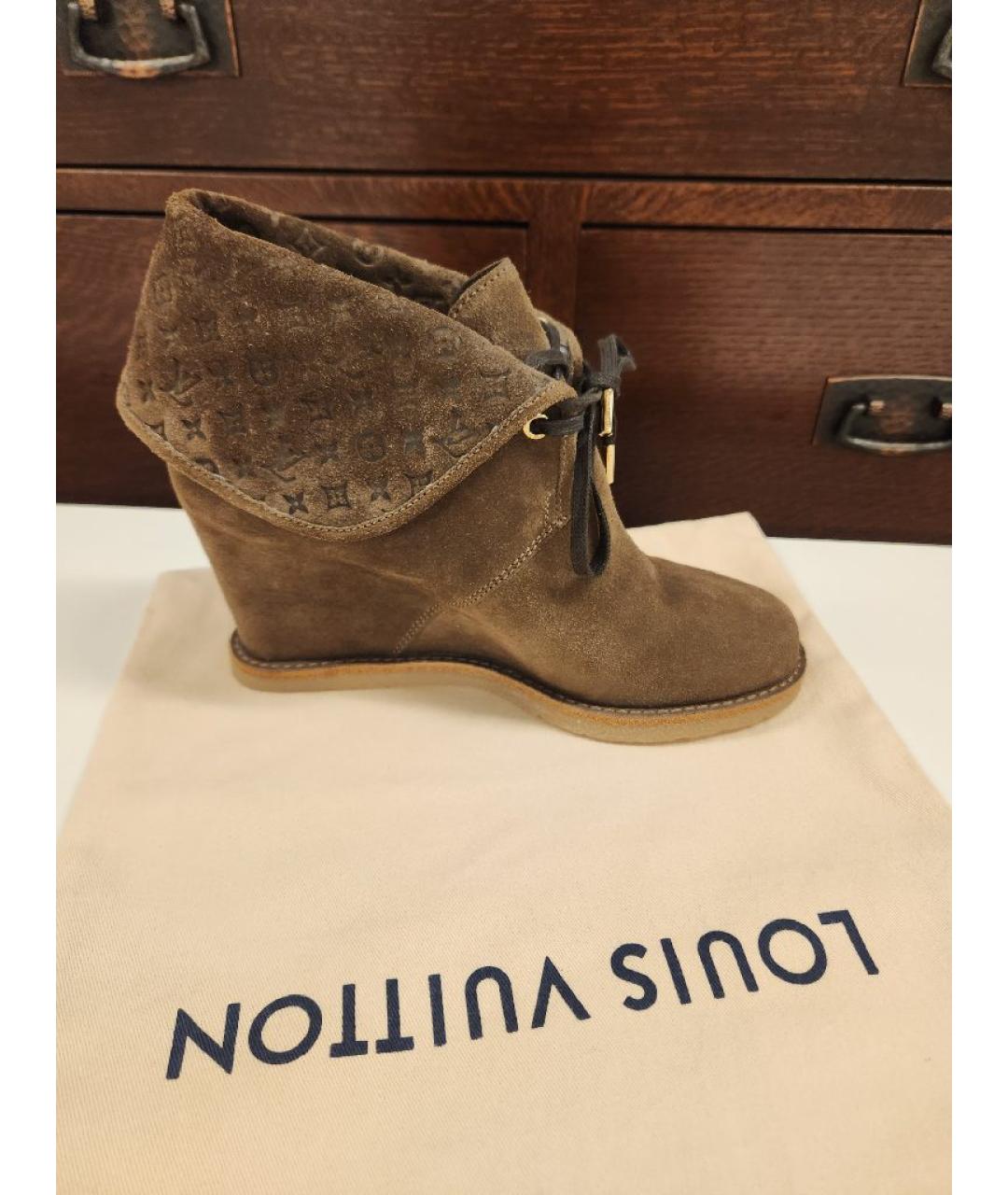 LOUIS VUITTON Коричневые замшевые ботильоны, фото 5