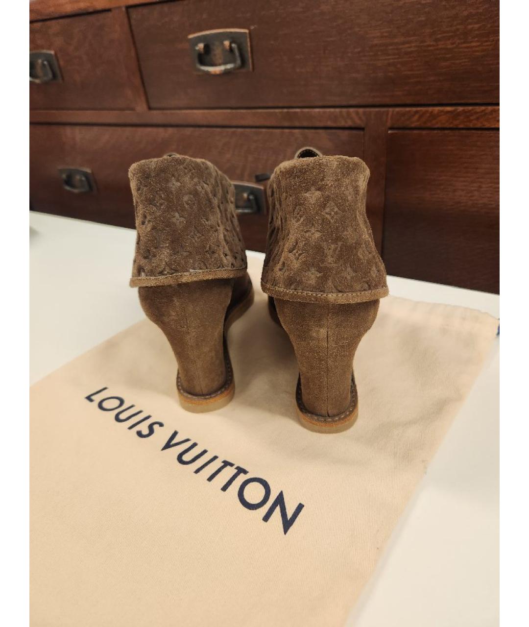 LOUIS VUITTON Коричневые замшевые ботильоны, фото 4