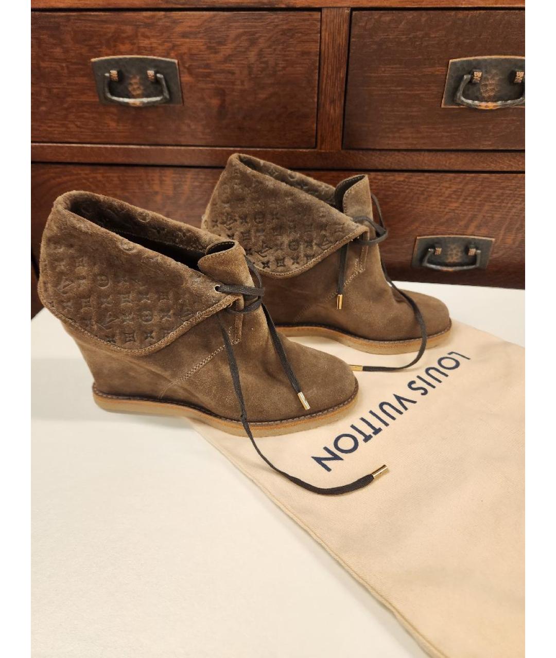 LOUIS VUITTON Коричневые замшевые ботильоны, фото 7