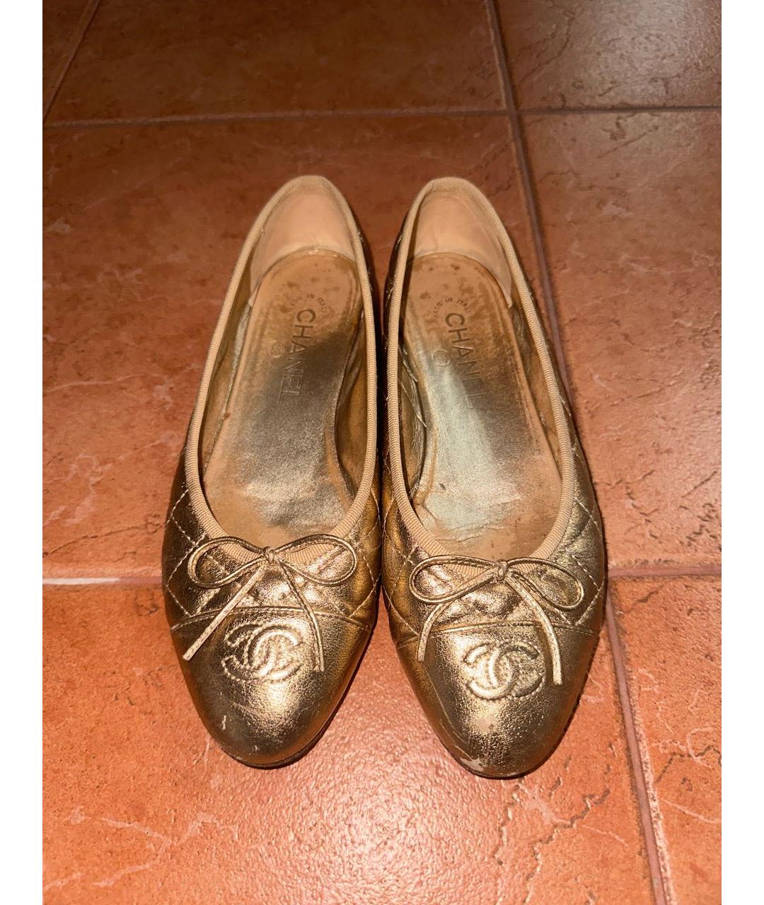 CHANEL Золотые кожаные балетки, фото 2