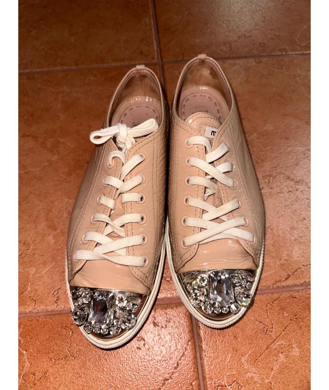 MIU MIU Бежевые кеды из лакированной кожи, фото 2