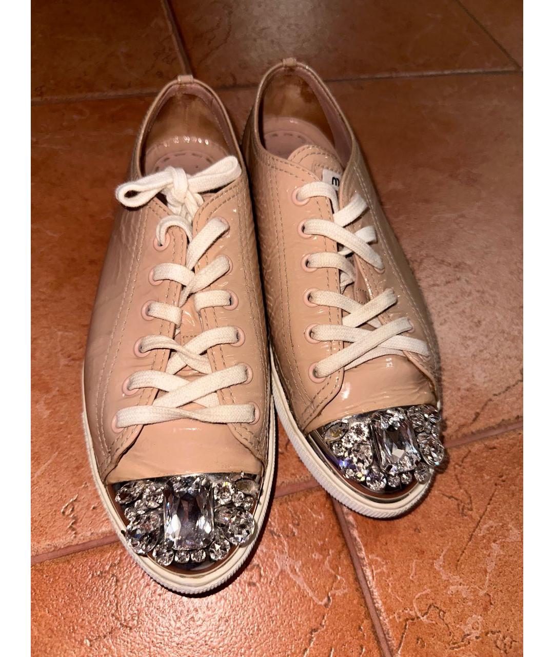 MIU MIU Бежевые кеды из лакированной кожи, фото 4