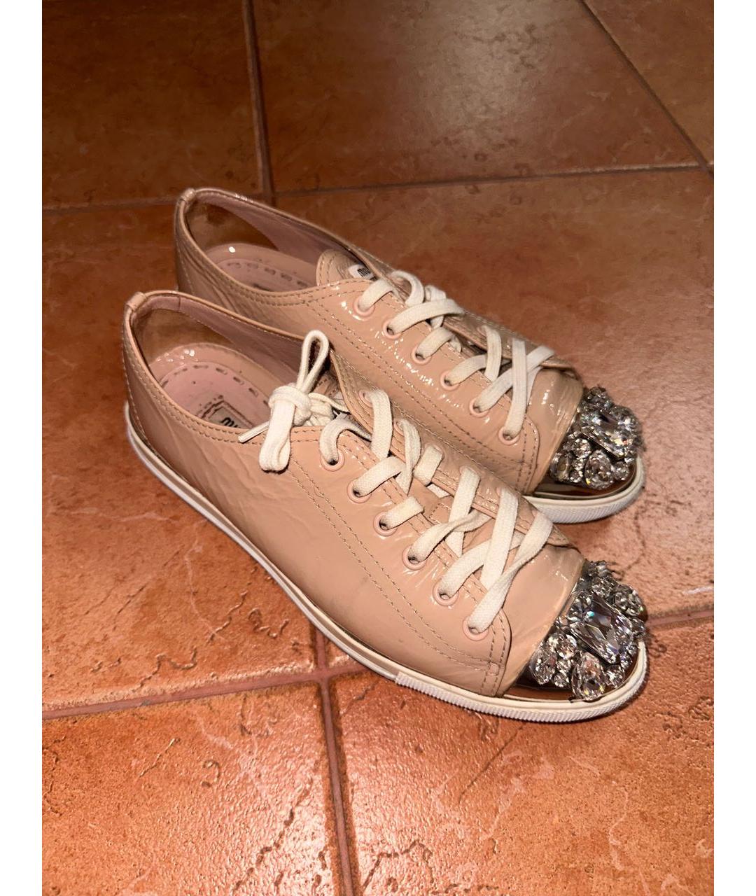 MIU MIU Бежевые кеды из лакированной кожи, фото 3