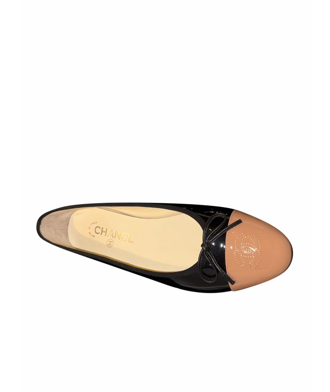 CHANEL Черные балетки из лакированной кожи, фото 1
