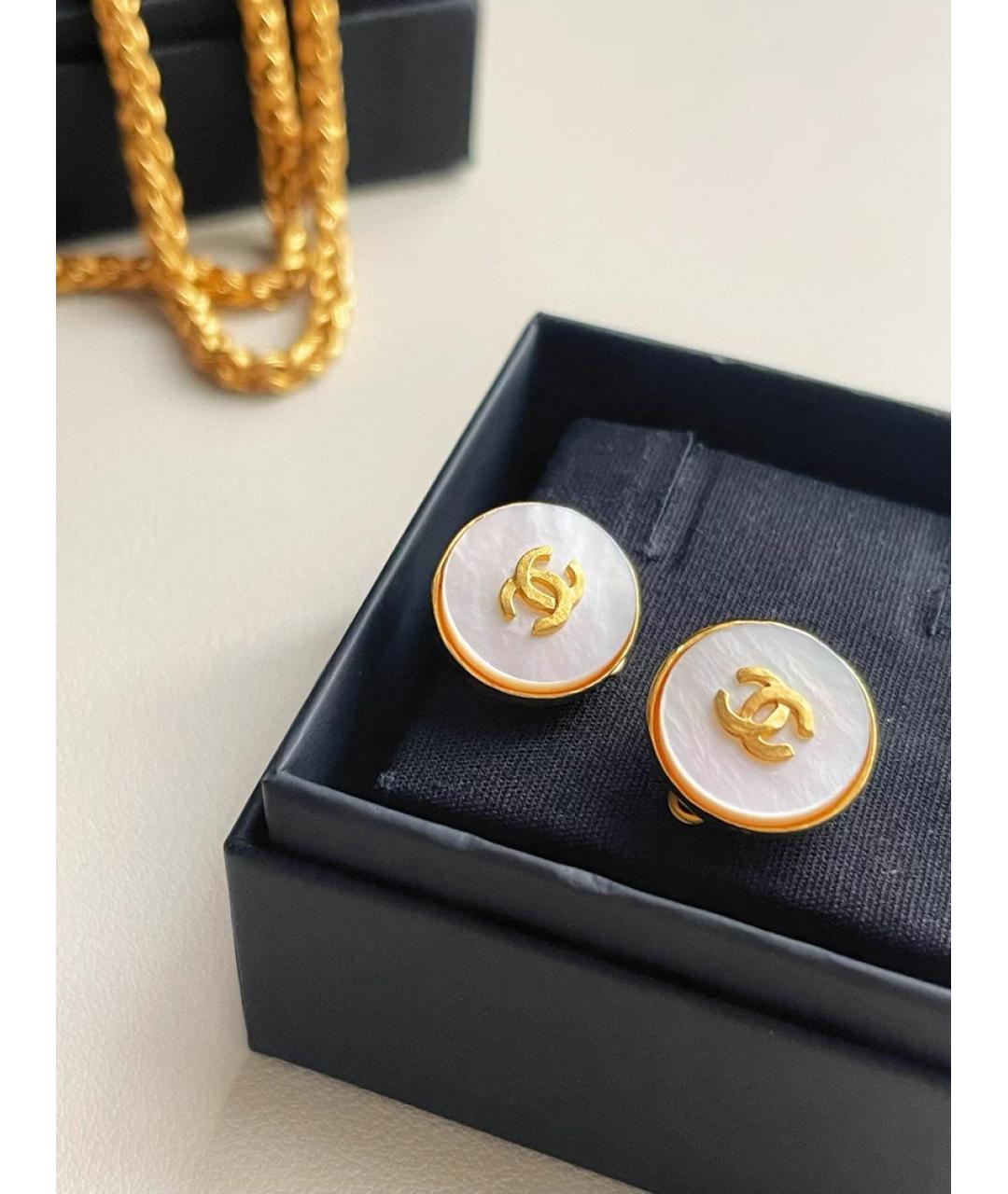 CHANEL Белые металлические серьги, фото 3