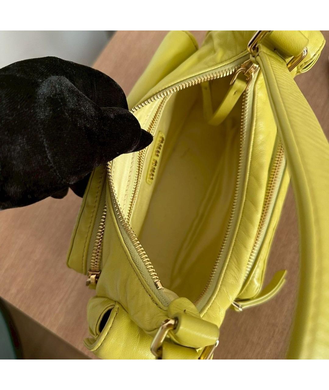MIU MIU Желтая кожаная сумка с короткими ручками, фото 5