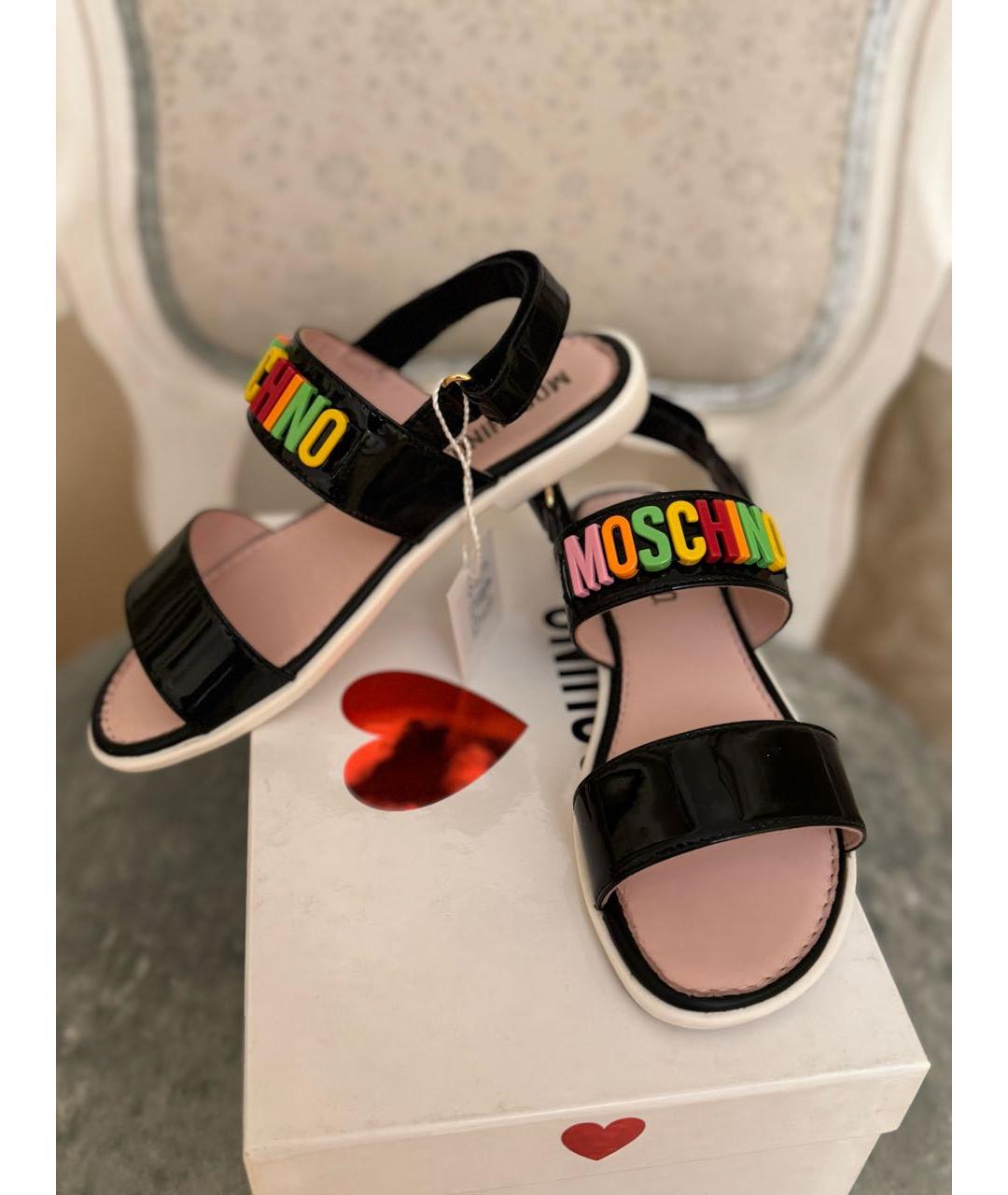 MOSCHINO Черные сандалии и шлепанцы из лакированной кожи, фото 3