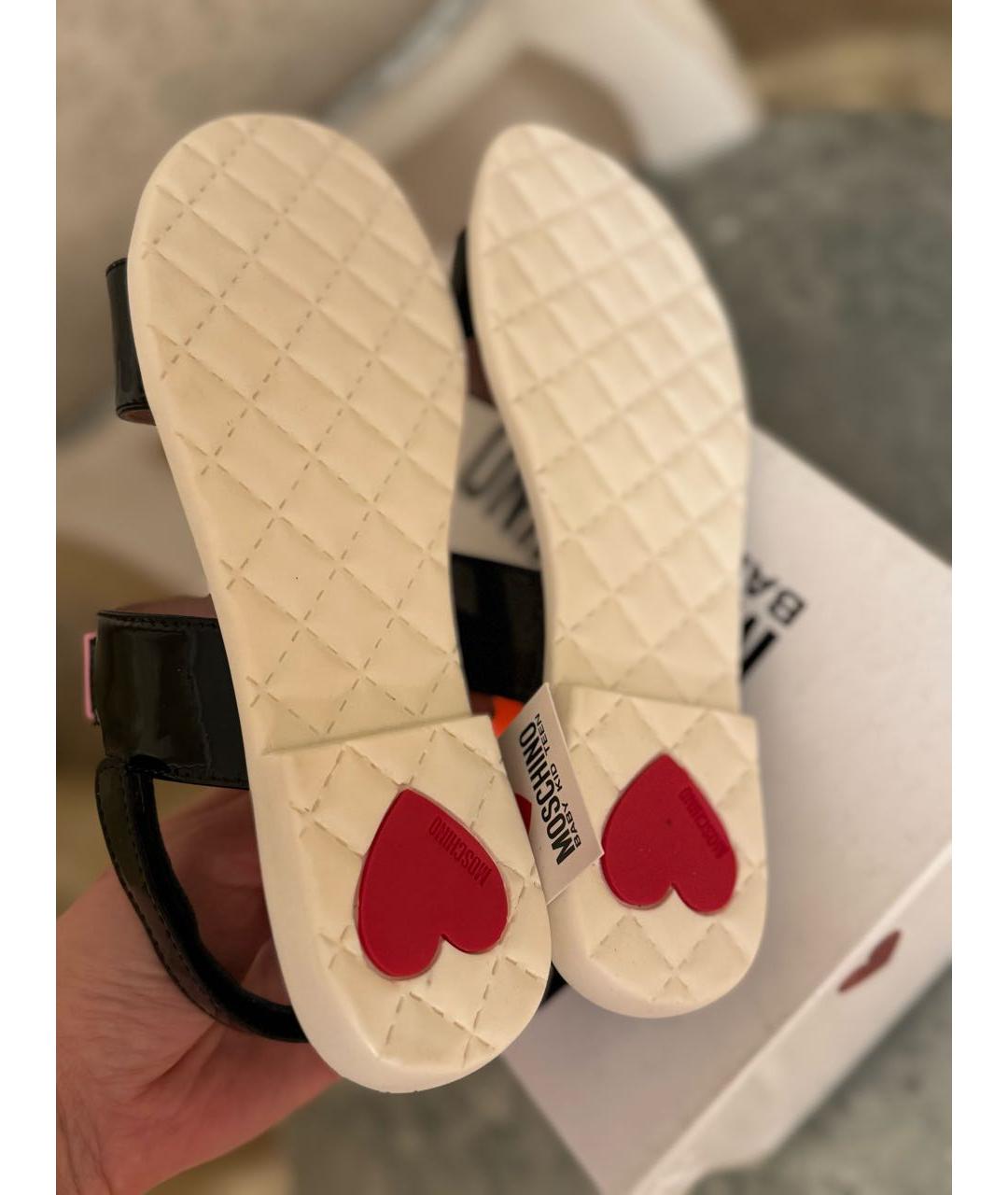 MOSCHINO Черные сандалии и шлепанцы из лакированной кожи, фото 6