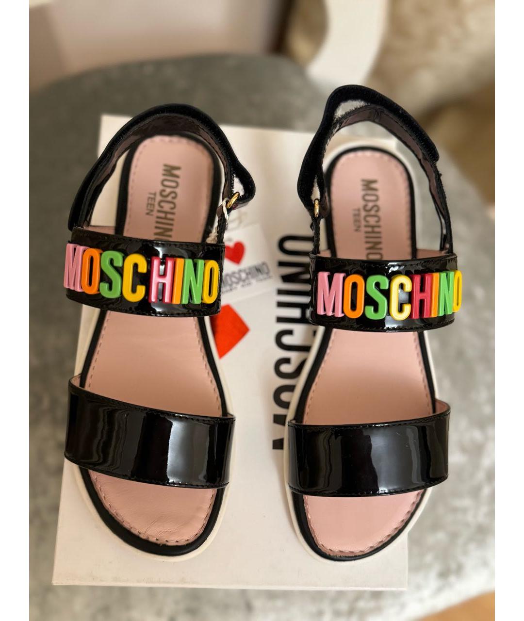 MOSCHINO Черные сандалии и шлепанцы из лакированной кожи, фото 2