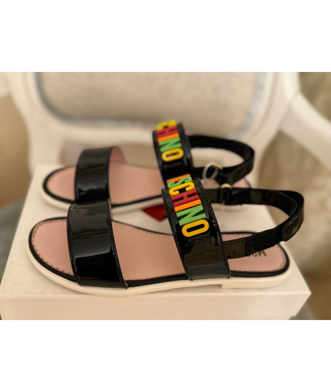 MOSCHINO Черные сандалии и шлепанцы из лакированной кожи, фото 7