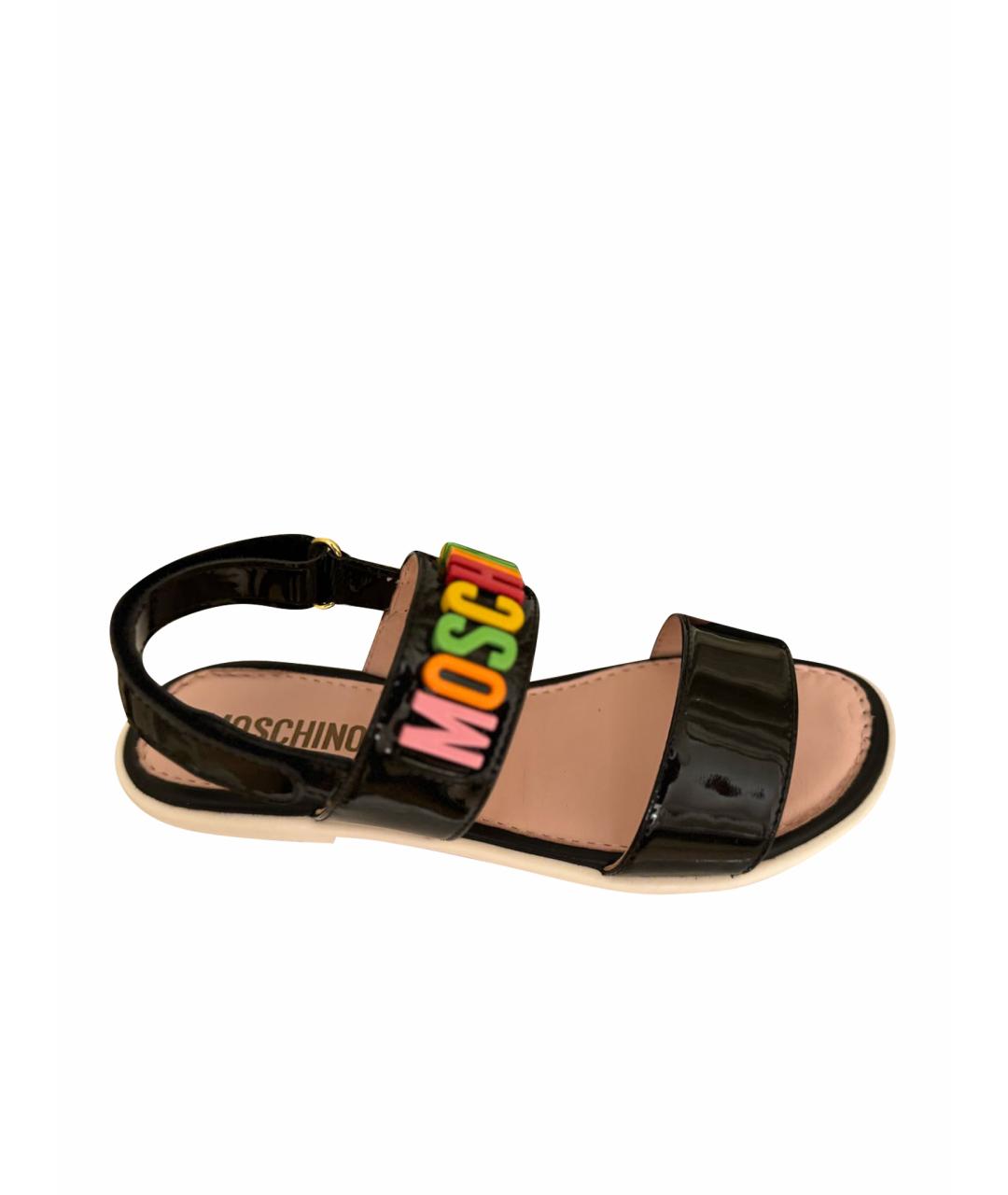 MOSCHINO Черные сандалии и шлепанцы из лакированной кожи, фото 1