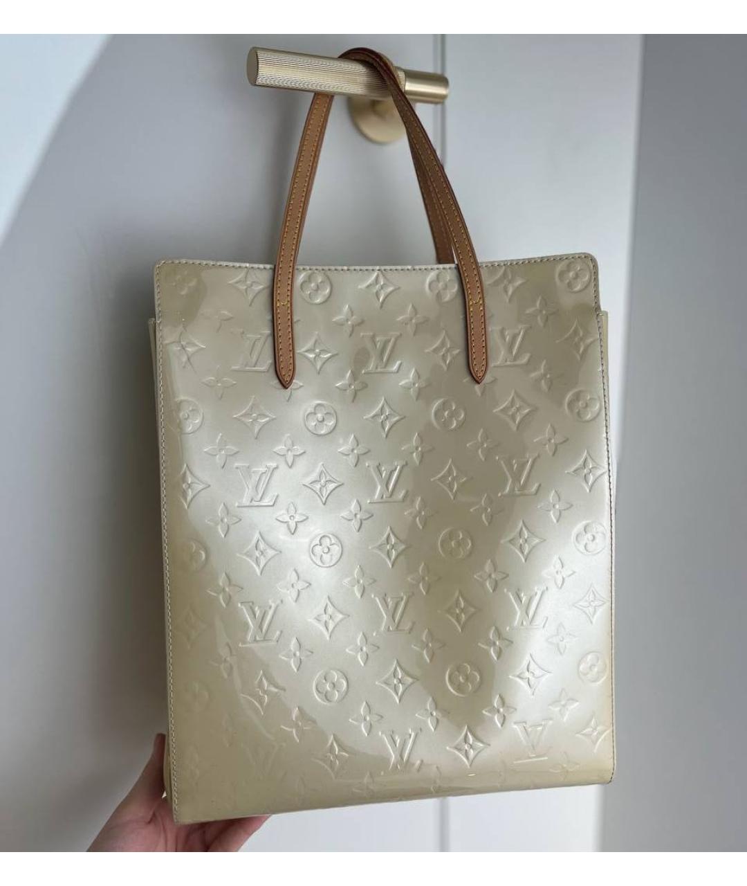 LOUIS VUITTON Бежевая сумка с короткими ручками из лакированной кожи, фото 9