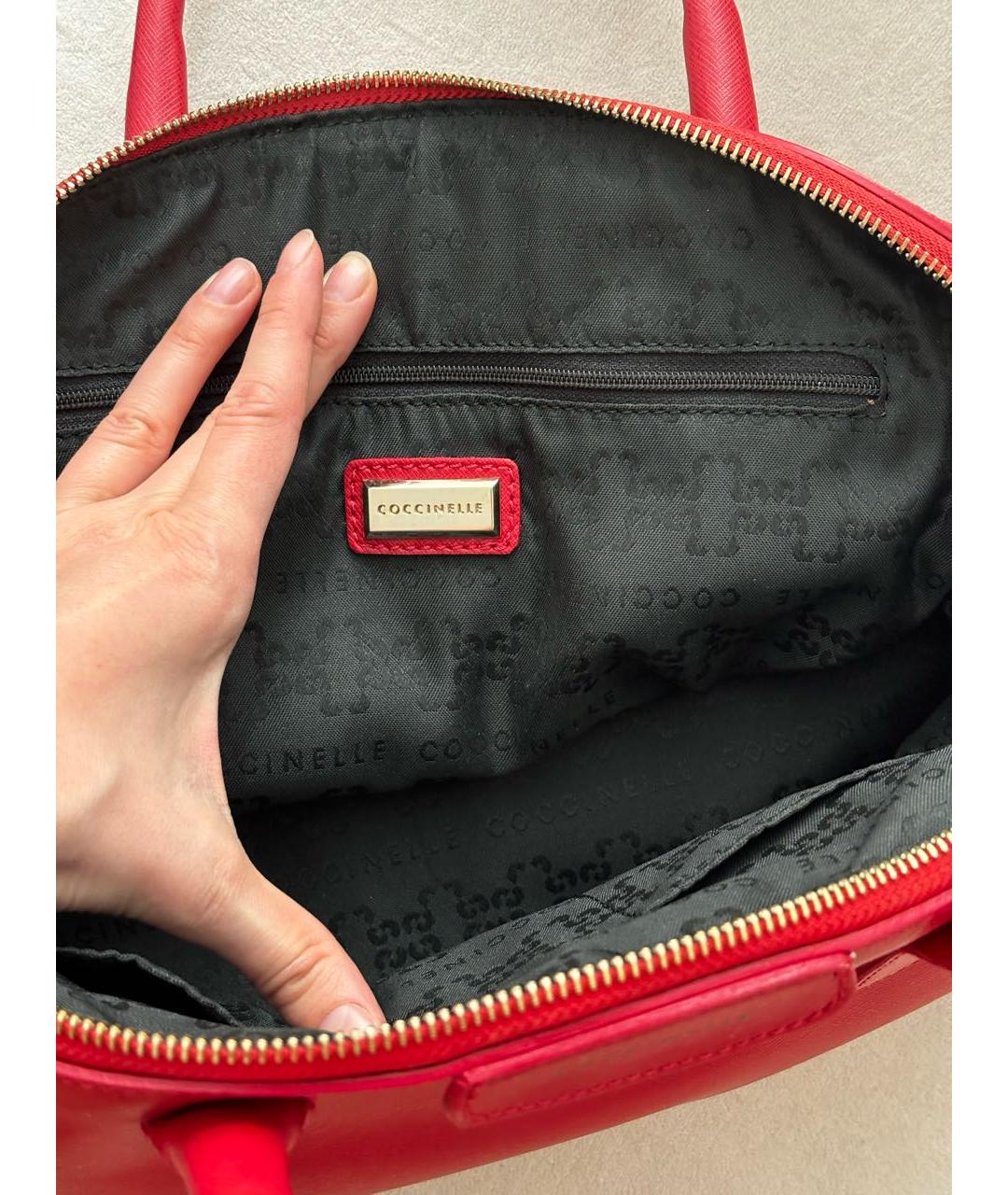 COCCINELLE Красная кожаная сумка с короткими ручками, фото 4