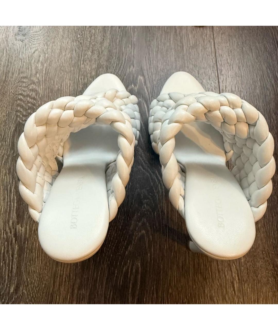 BOTTEGA VENETA Белые кожаные босоножки, фото 3
