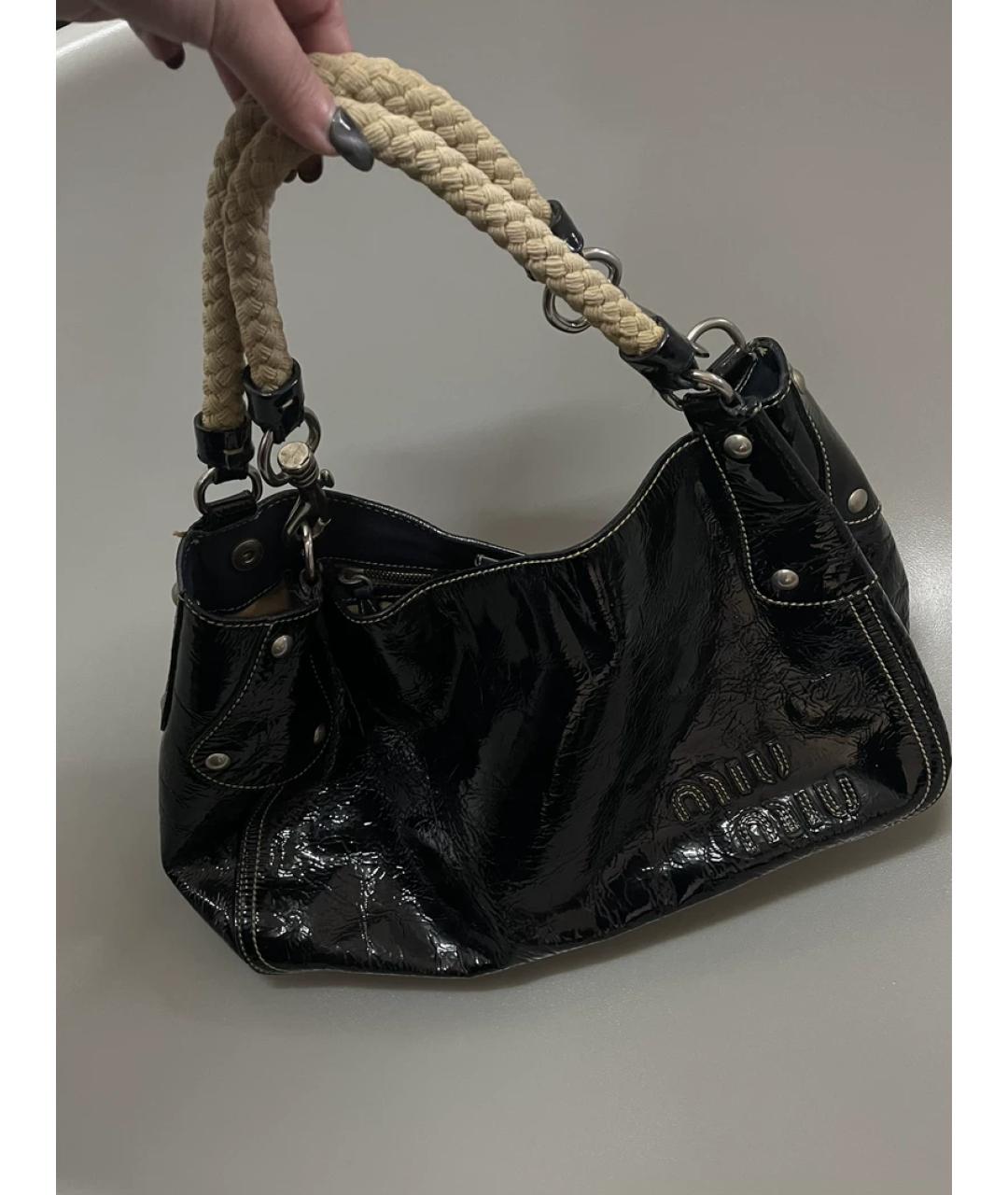 MIU MIU Черная сумка с короткими ручками из лакированной кожи, фото 6