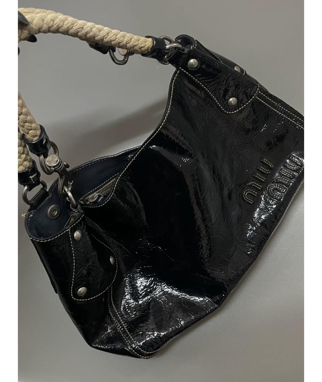 MIU MIU Черная сумка с короткими ручками из лакированной кожи, фото 2