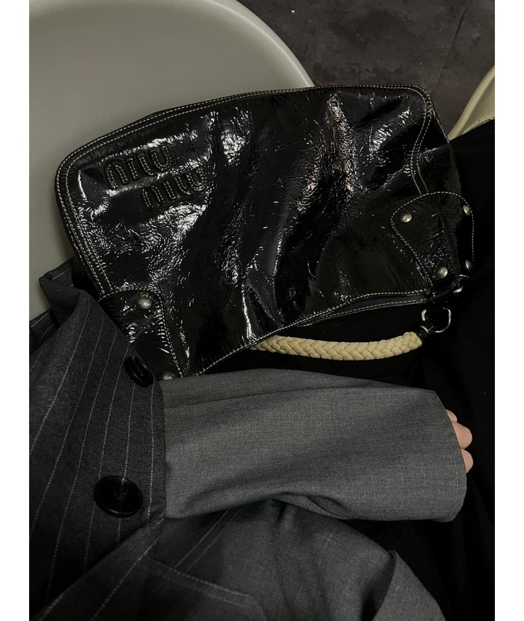 MIU MIU Черная сумка с короткими ручками из лакированной кожи, фото 5