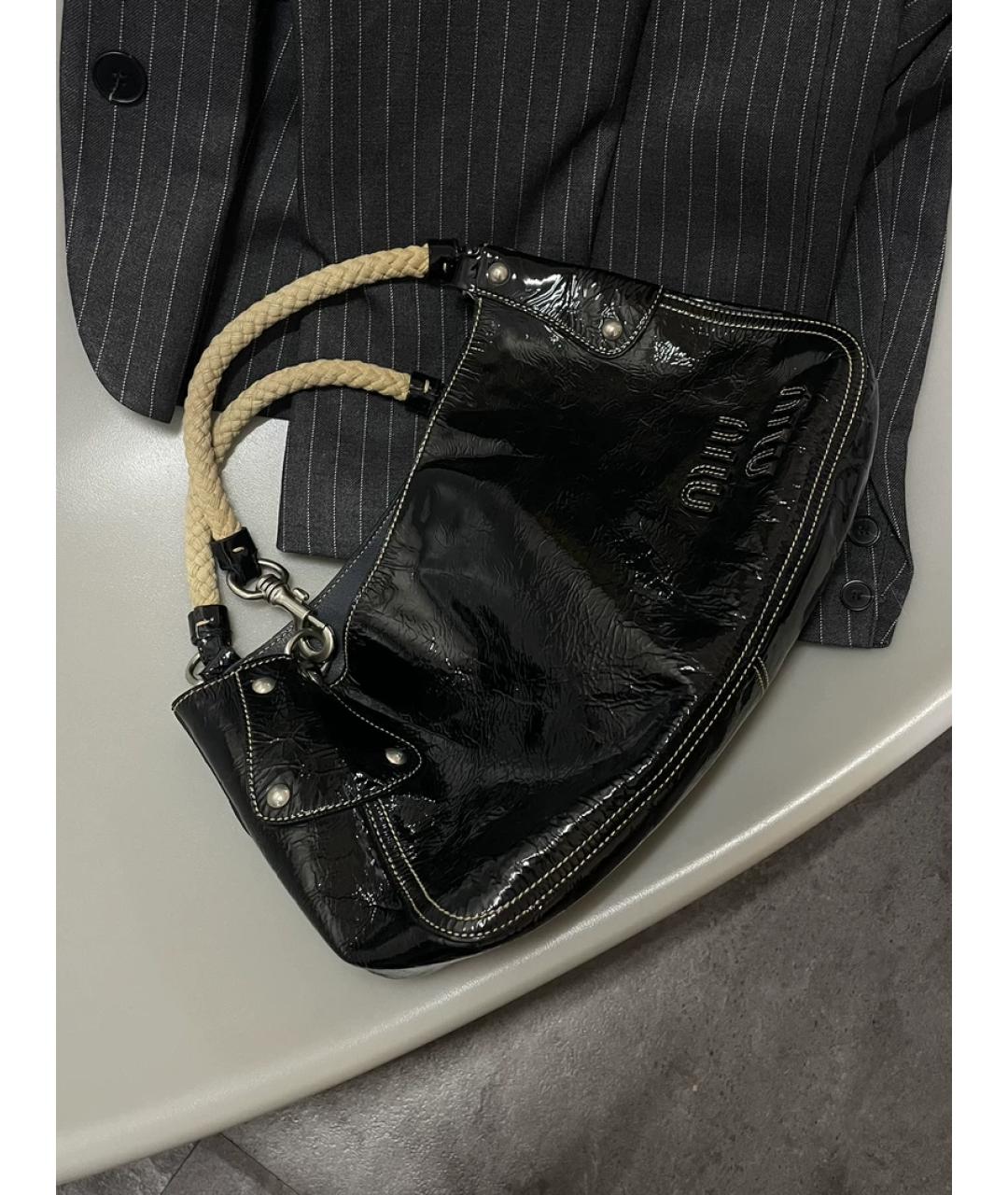 MIU MIU Черная сумка с короткими ручками из лакированной кожи, фото 4